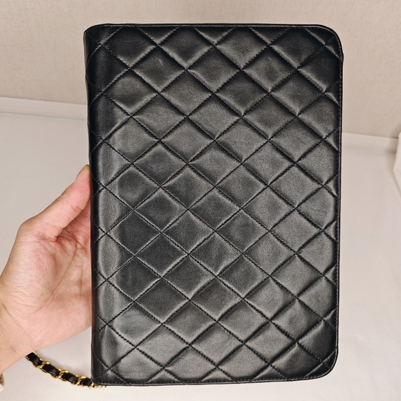 Authentic Preloved Chanel vintage medium flap bag - Picture 9 of 17